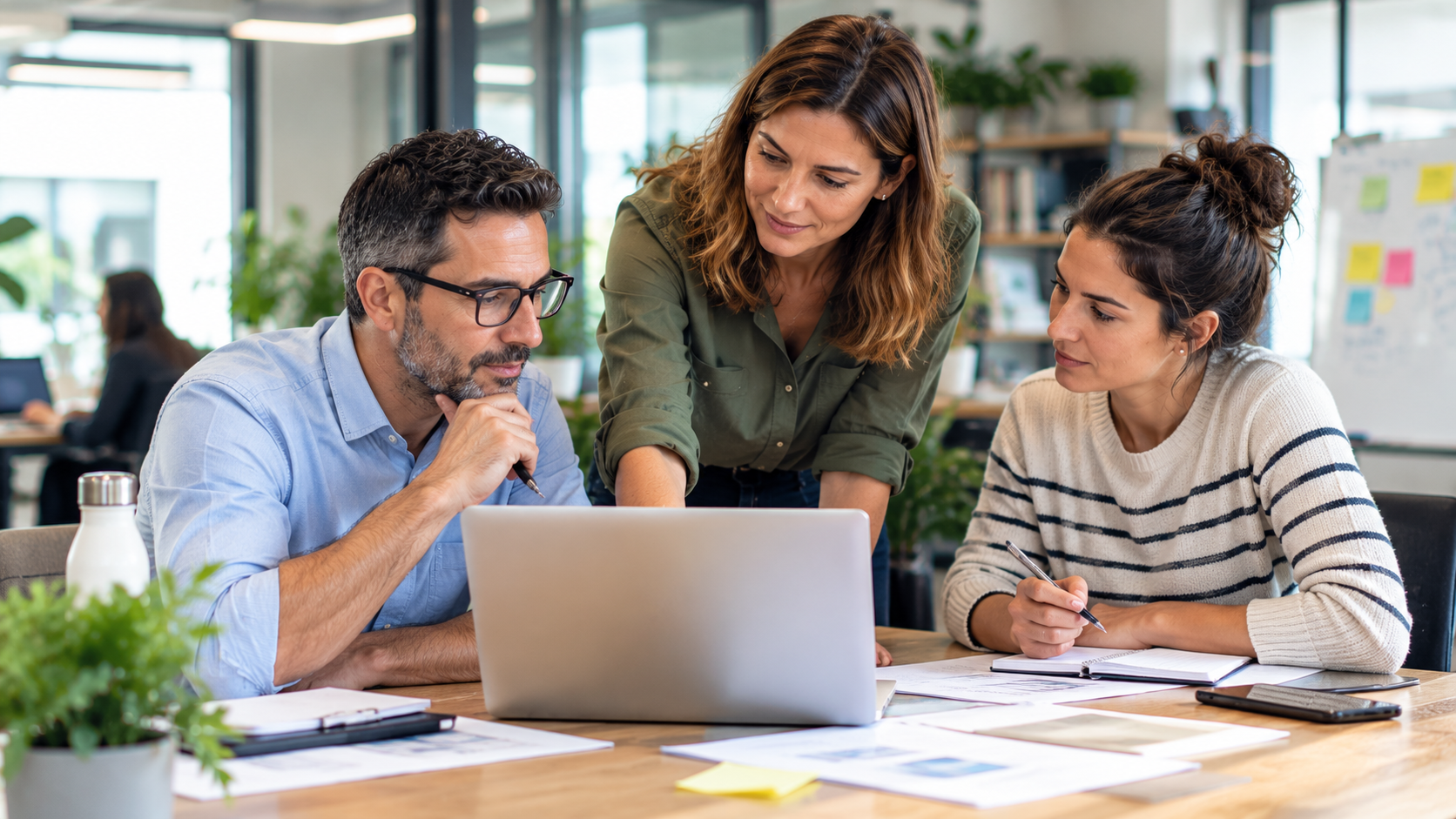 Profesionales trabajando y aprendiendo en equipo
